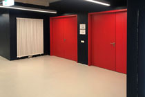 Gute zwei Meter breit: die doppelflügeligen Eingangstüren in die Werkstatt- und Büroflächen (Bildnachweis: HWK)